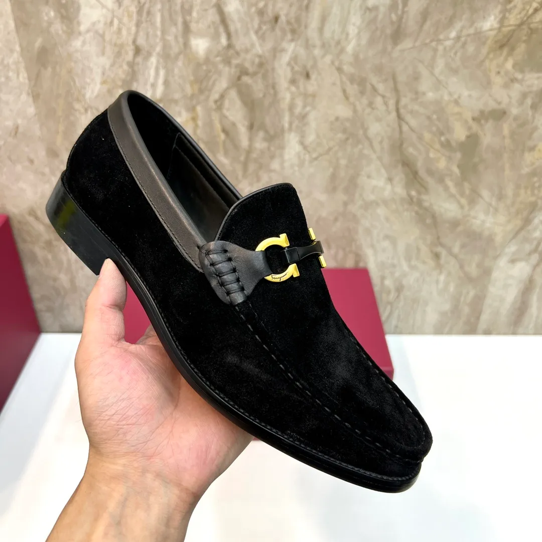 Original order quality P600 Brand: Ferragamo Standard size: Men's size 38/44 (45 can be customized) Grade: Same style as the official website High-quality men's shoes Material: Customized first-layer calfskin with water-dyed cowhide lining Cowhide tiptoe Original non-slip and wear-resistant rubber outsole Style category: Men's formal business leather shoes are young and fashionable European and American trends British style Casual matching Comfortable feet Color: Actual picture